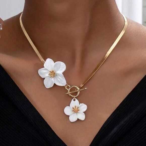 Anthropologie Jewelry - Bohemian flower necklace A932